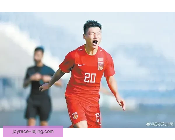 U23国足硬汉风骨尽显赛场撩衣瞬间结实腹肌见证拼搏精神_ri2d75k9